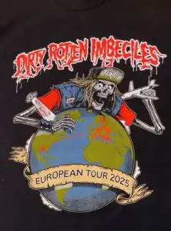 Samarreta negra de la gira europea 2025 de D.R.I., serigrafiada a quatre tintes