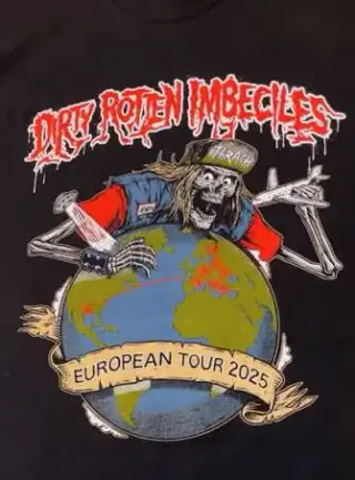 Samarreta negra de la gira europea 2025 de D.R.I., serigrafiada a quatre tintes