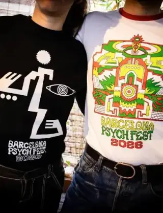 Dues samarretes del Barcelona Psych Fest 2026, una negra i una blanca, serigrafiades a Stampa