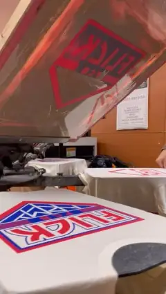 Pantalla levantada en el pulpo del taller con camisetas de Flick recién estampadas