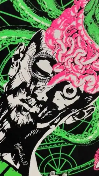 Detall de la serigrafia del Sitges Zombie Walk en verd i rosa fluor sobre samarreta negra